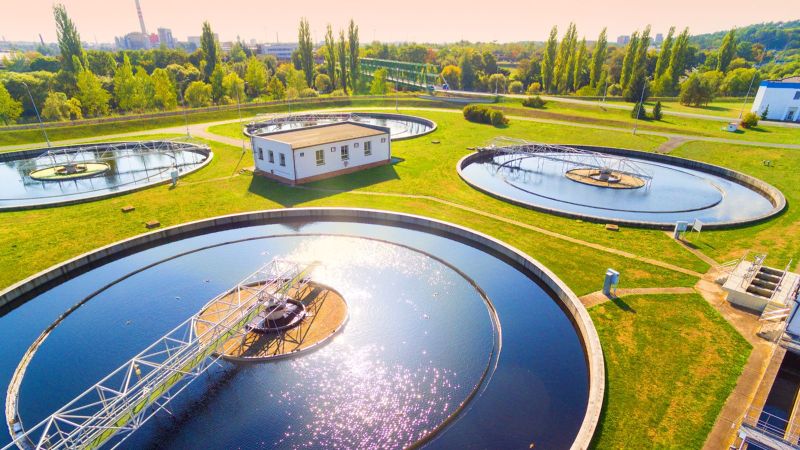 Wasseraufbereitungsanlage - 4 riesige Wasserbecken sind zu sehen, bei strahlendem Wetter