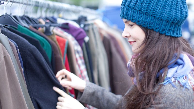 Lächelnde Frau am Kleidungsstand