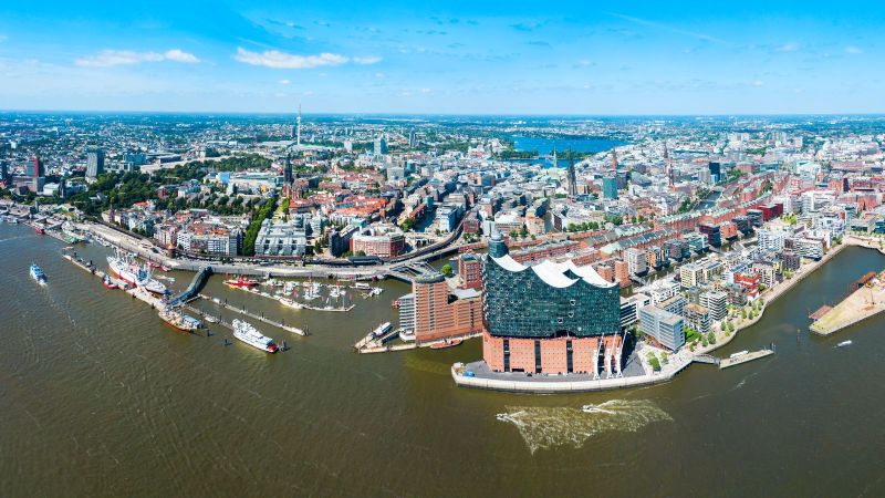 Panoramablick auf Hamburger Hafenviertel mit Elbphilharmonie im Zentrum