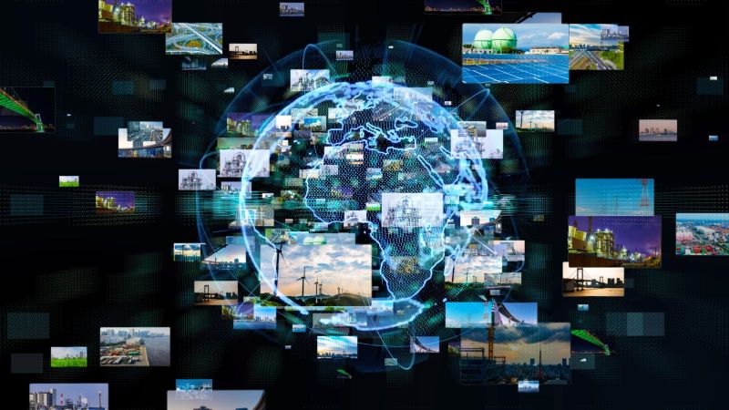 Über eine digitale Darstellung der Erde sind verschiedene Bilder menschlicher Infrastrukturen, wie Brücken, Straßen oder Industrieanlagen gelegt.
