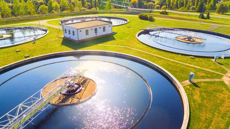 Wasseraufbereitungsanlage - 4 riesige Wasserbecken sind zu sehen, bei strahlendem Wetter