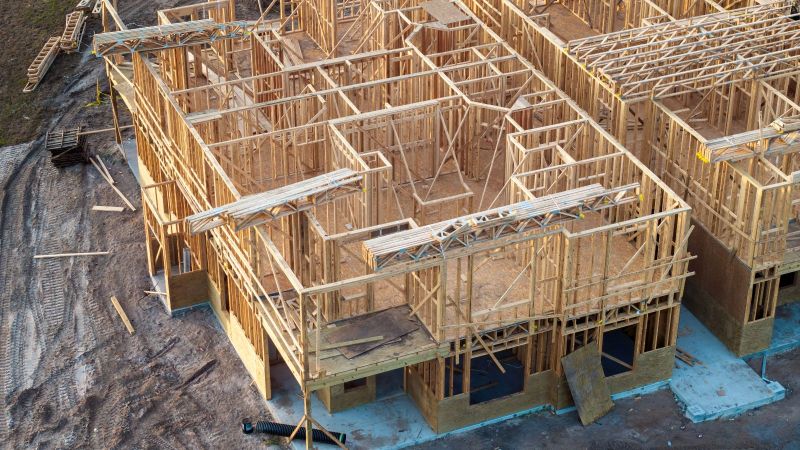 Hölzernes Außenskellet einiger Häuser, die gerade gebaut werden.