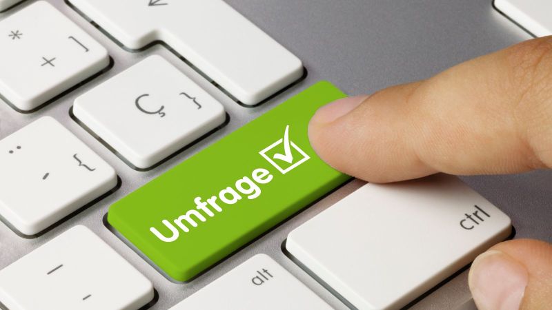 Ein Zeigefinger drückt auf einer Tastatur auf eine grüne Taste mit der Aufschrift 