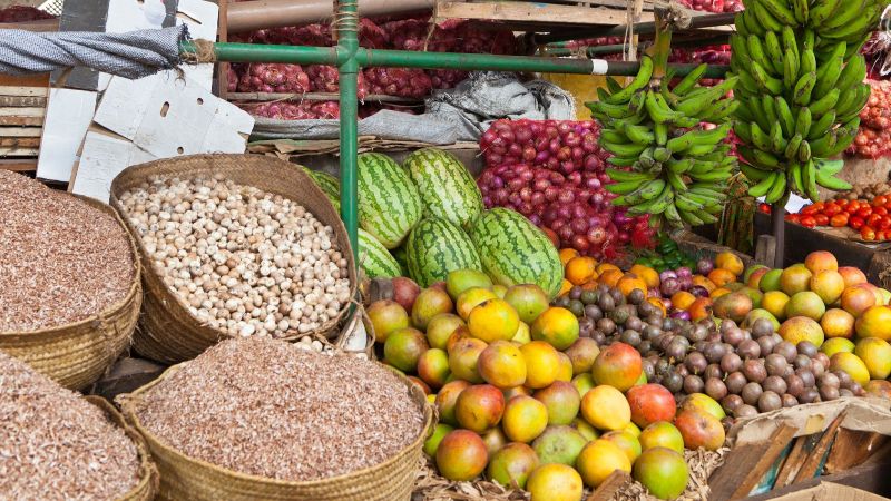 Blick auf einen Marktstand mit exotischen Früchten und Saaten.