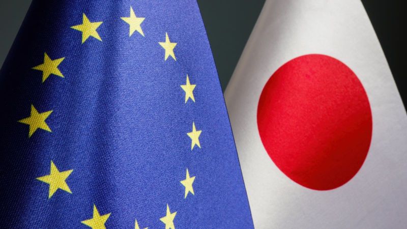Nahaufnahme einer Europäischen und einer japanischen Flagge.