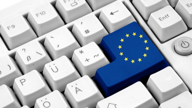 Bild einer Tastatur. Die Enter Taste ist mit der EU-Flagge eingefärbt.