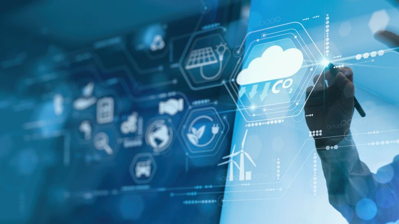 Geschäftsmann arbeitet an virtueller bildschirmprojektion an der Reduzierung des CO2-Fußabdrucks