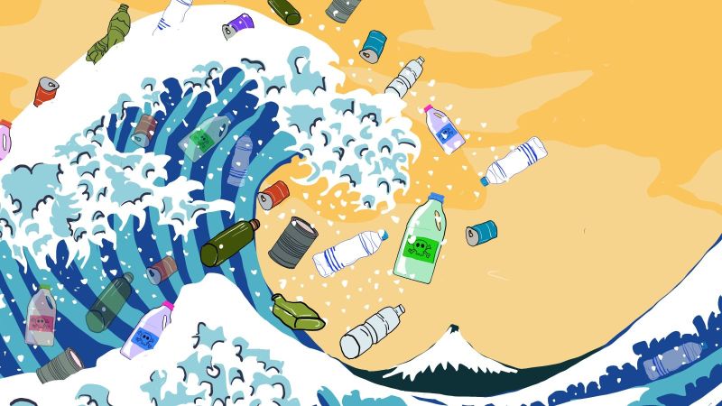 Bild der Welle mit dem Fuji im Hintergrund, die Glasflaschen, Dosen und anderen Müll mit sich trägt.