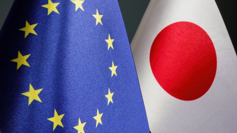 Nahaufnahme einer Europäischen und einer japanischen Flagge.