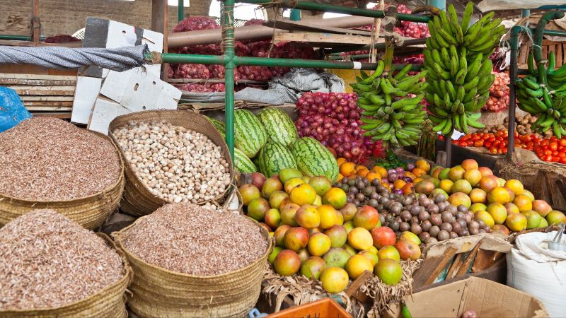 Blick auf einen Marktstand mit exotischen Früchten und Saaten.