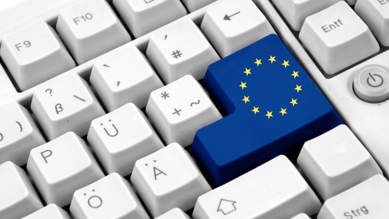 Bild einer Tastatur. Die Enter Taste ist mit der EU-Flagge eingefärbt.