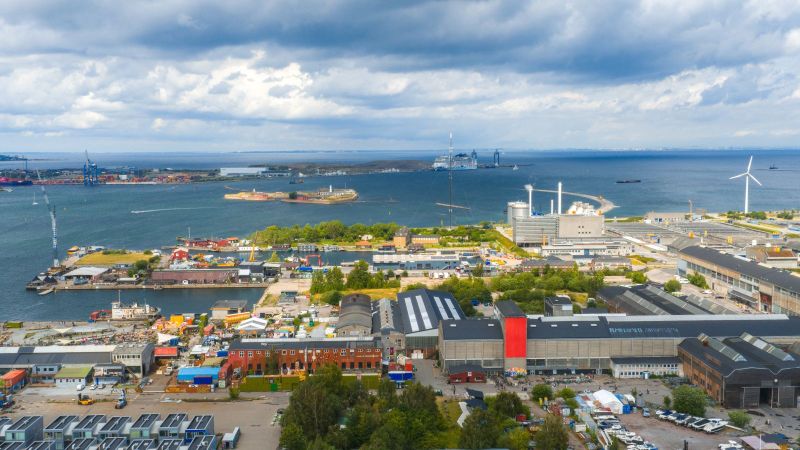 Blick auf einen Hafen mit Hafengebäuden.