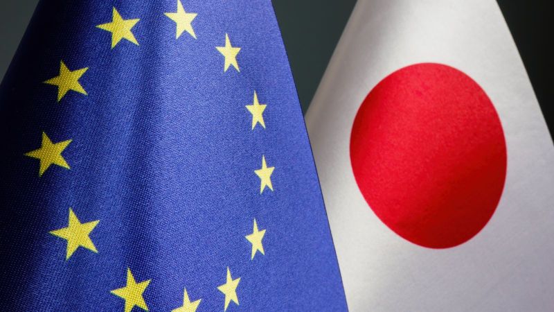 Nahaufnahme einer Europäischen und einer japanischen Flagge.