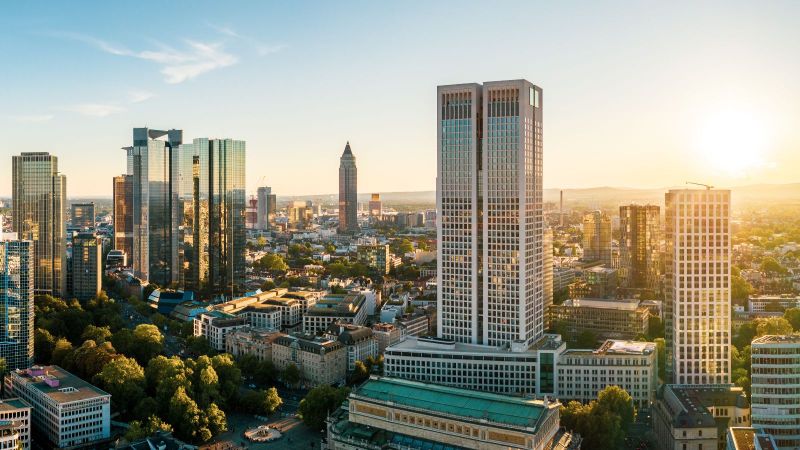 Hochhäuser in Frankfurt werden von der Sonne angestrahlt