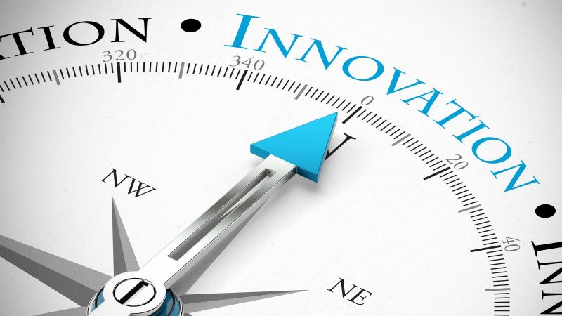Kompass in die Richtung Innovation zeigend