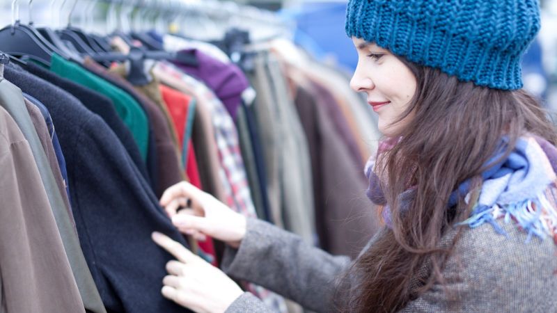 Lächelnde Frau am Kleidungsstand