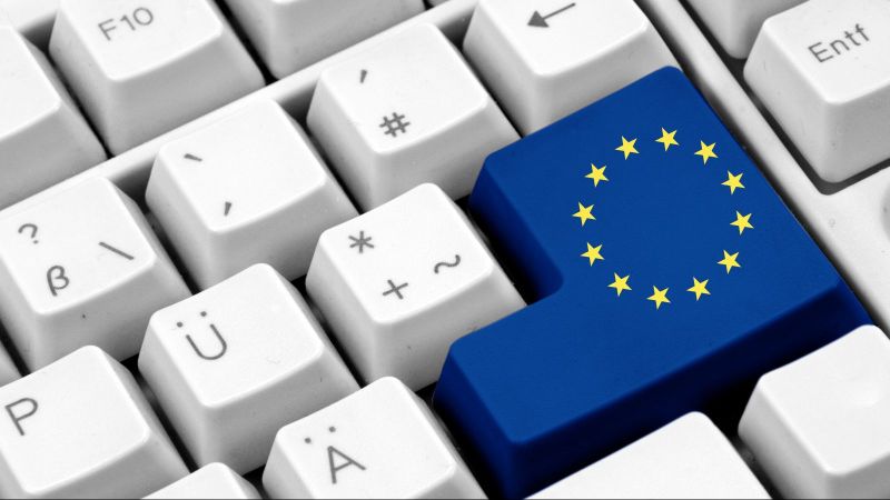Bild einer Tastatur. Die Enter Taste ist mit der EU-Flagge eingefärbt.