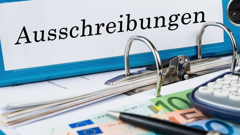 Aktenordner auf Schreibtisch mit Beschriftung 