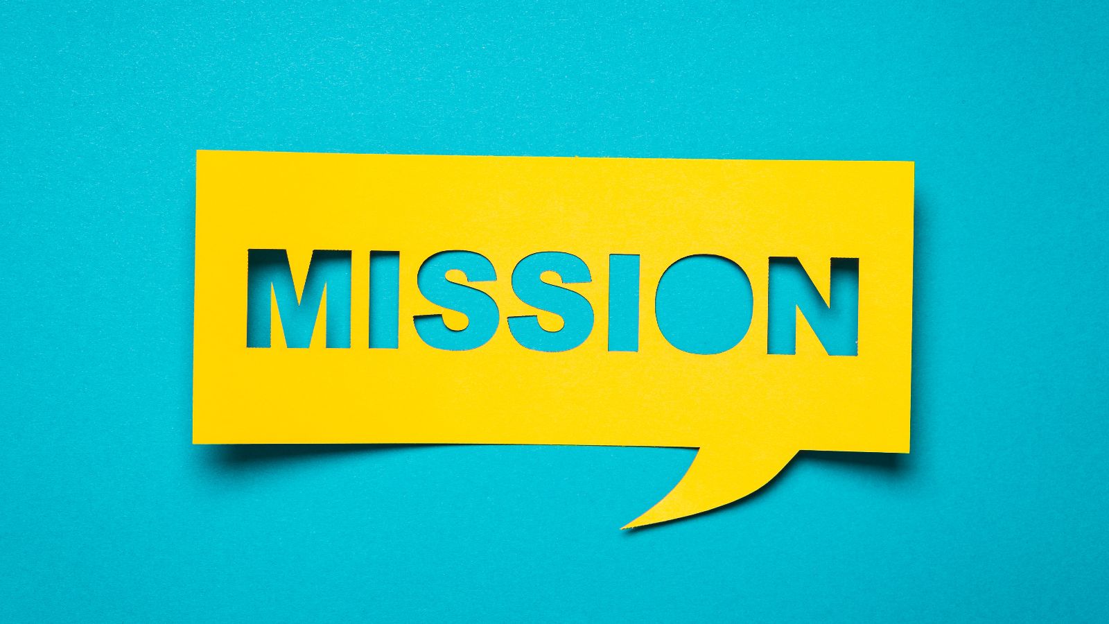 Vor blauem Hintergrund ist eine eckige, gelbe Sprechblase mit dem Wort 