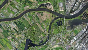 Ein Sattelitenbild zeigt den Übergans einer Stadt zu den umliegenden landwirtschaftlichen Flächen.