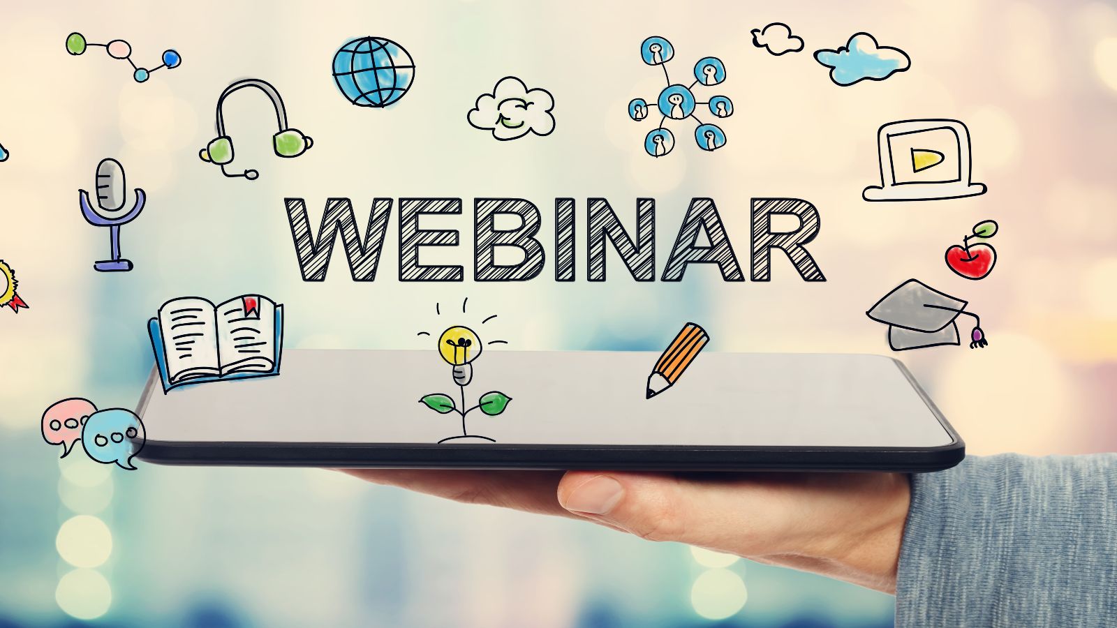 Eine Hand hält einen zugeklappten Laptop wie ein Tablett ins Bild. Das Foto wird von bunten Piktogrammen überlagert. Über dem Laptop schwebt das Wort 