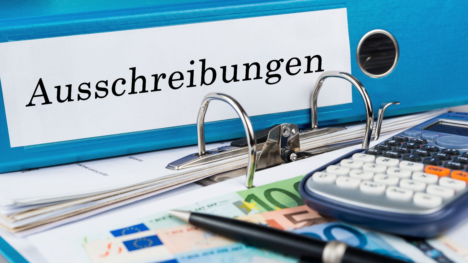 Aktenordner auf Schreibtisch mit Beschriftung Ausschreibung.