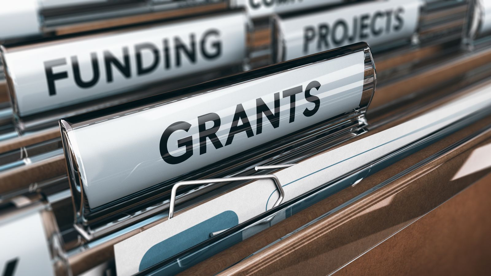 Braune Hängeregister sind mit Dokumenten befüllt. Einzelne Hängeregister sind mit den Begriffen 