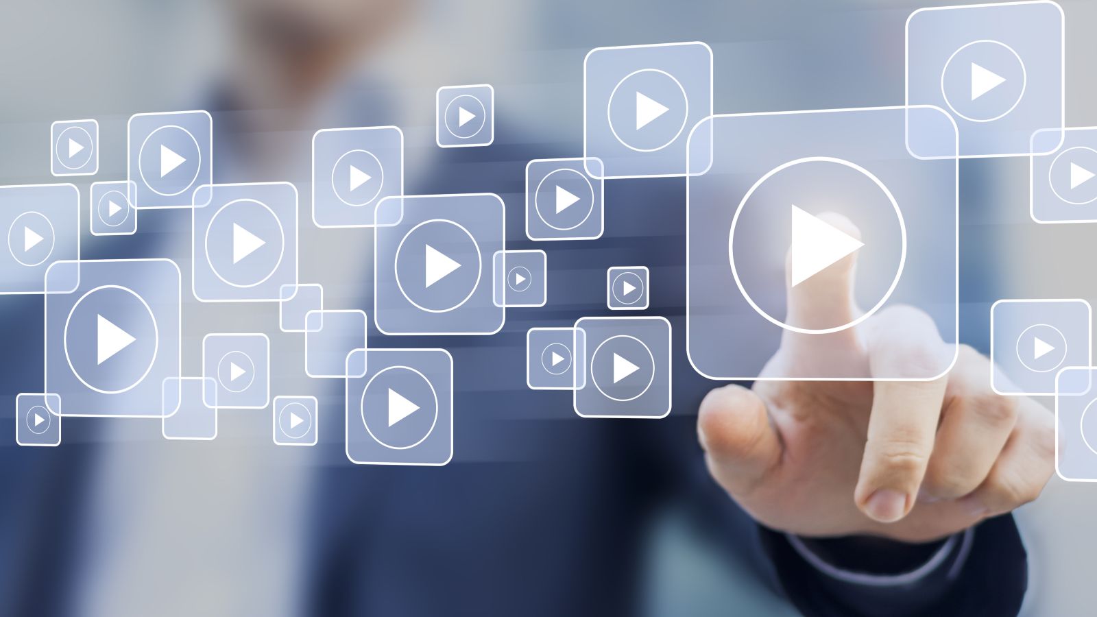 Digitale Illustration mit vielen Wiedergabe-Tasten. Im unscharfen Hintergrund steht eine Person und drückt mit dem linken Zeigefinger auf eine der Tasten.