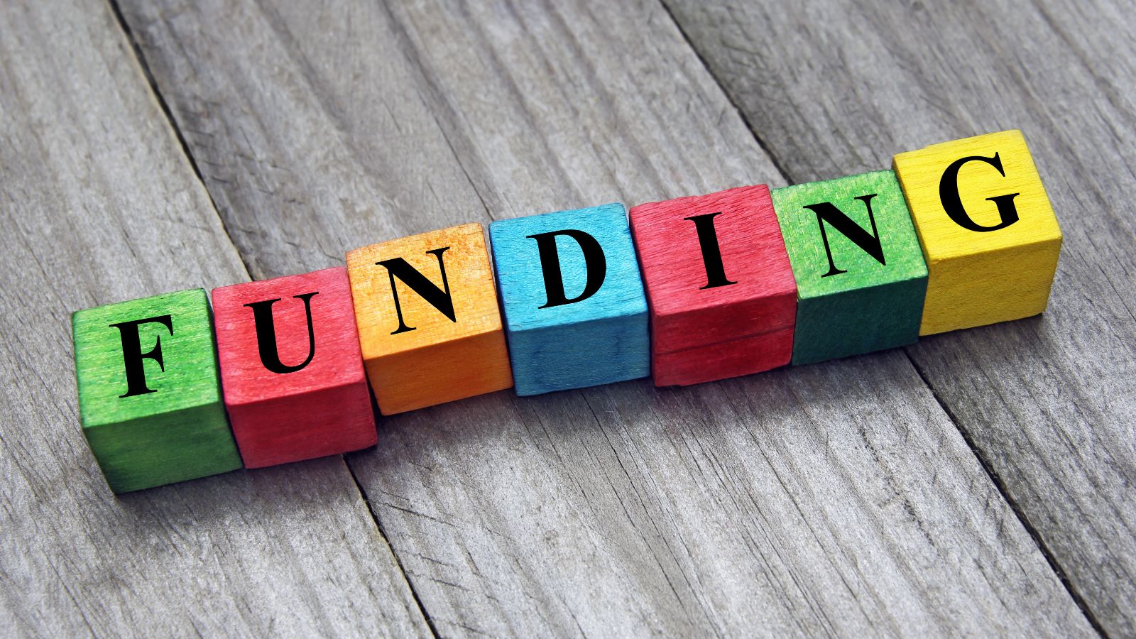 In bunten Holzwürfeln steht 