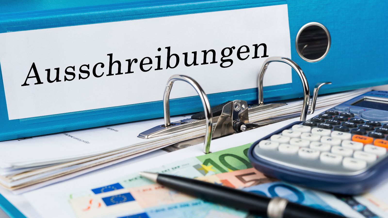 Aktenordner auf Schreibtisch mit Beschriftung 