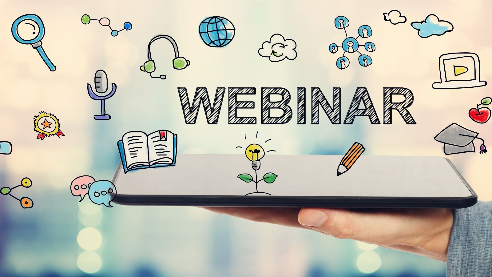 Eine Hand hält einen zugeklappten Laptop wie ein Tablett ins Bild. Das Foto wird von bunten Piktogrammen überlagert. Über dem Laptop schwebt das Wort 