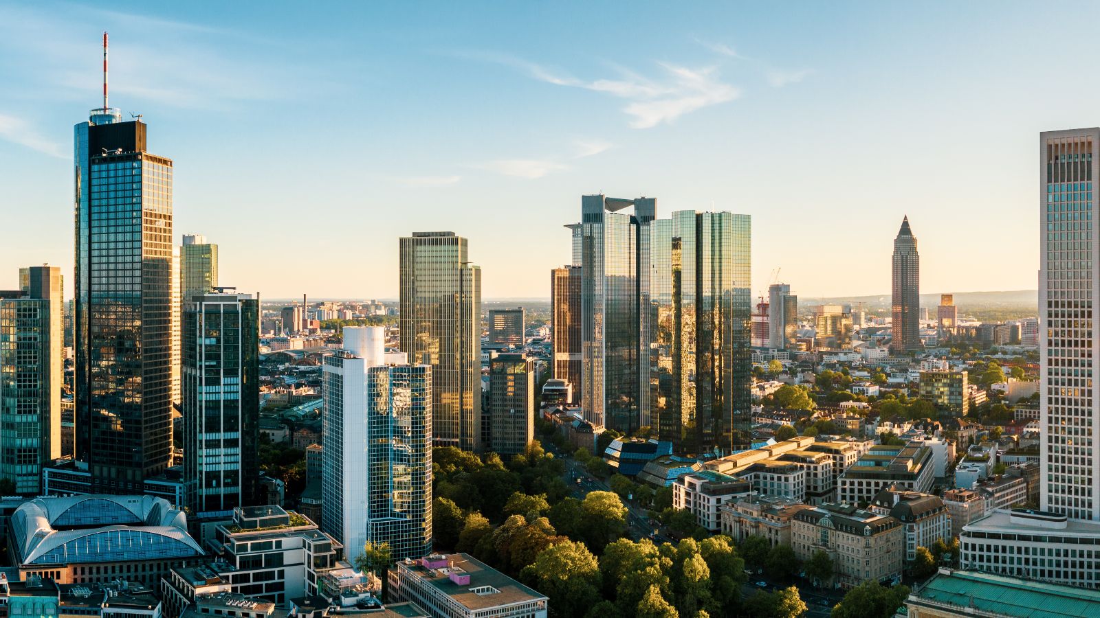 Hochhäuser in Frankfurt werden von der Sonne angestrahlt