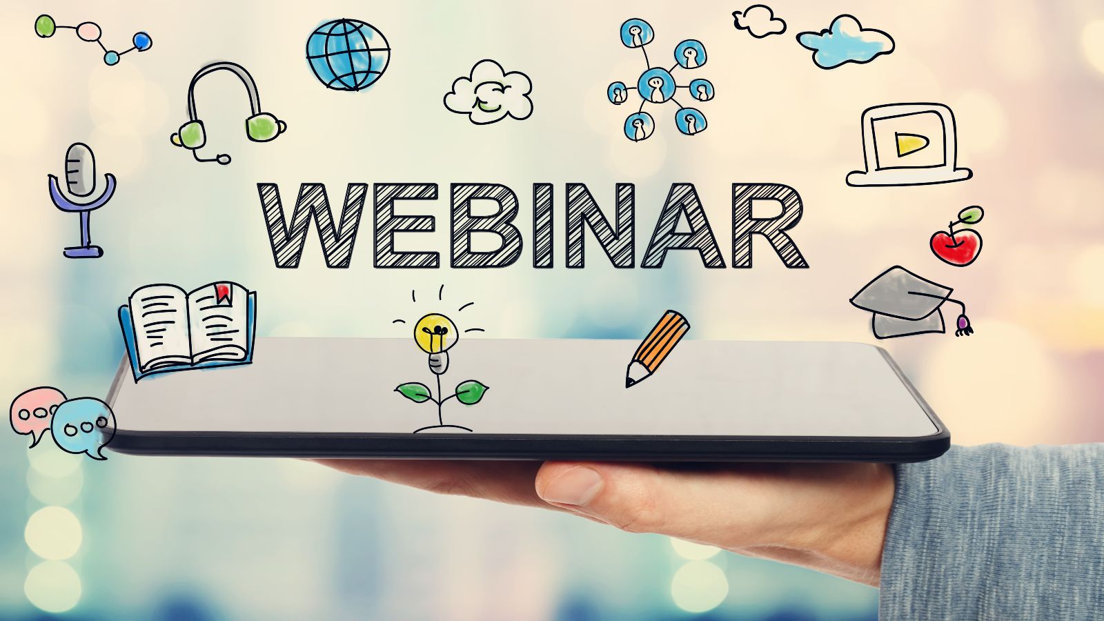 Eine Hand hält einen zugeklappten Laptop wie ein Tablett ins Bild. Das Foto wird von bunten Piktogrammen überlagert. Über dem Laptop schwebt das Wort 