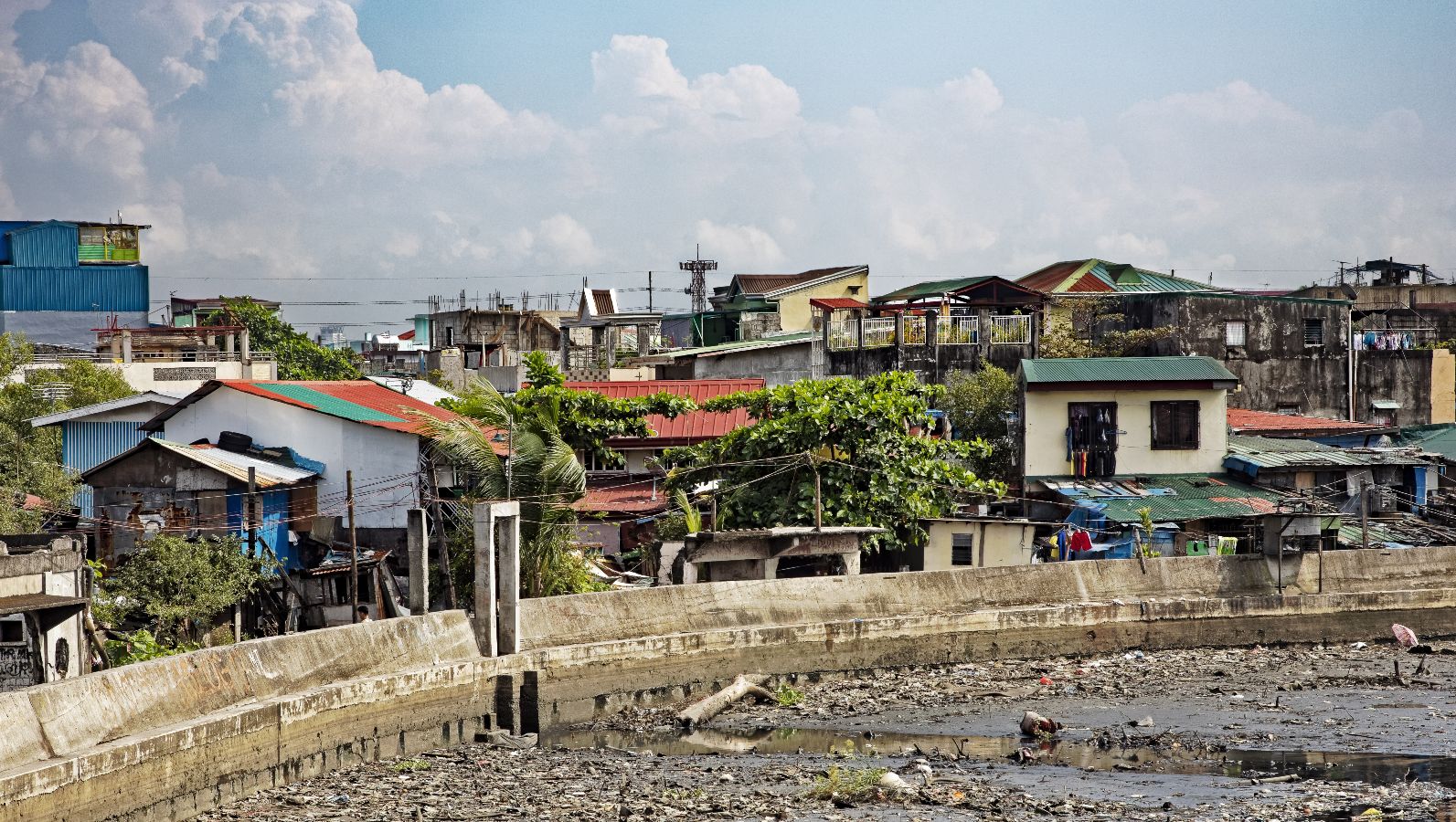Eine Siedlung mit dreckiger Küste.