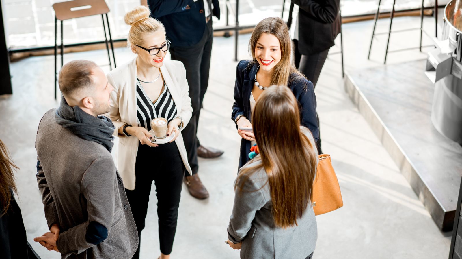 Vier Personen stehen in einer Gesprächsrunde zusammen.
