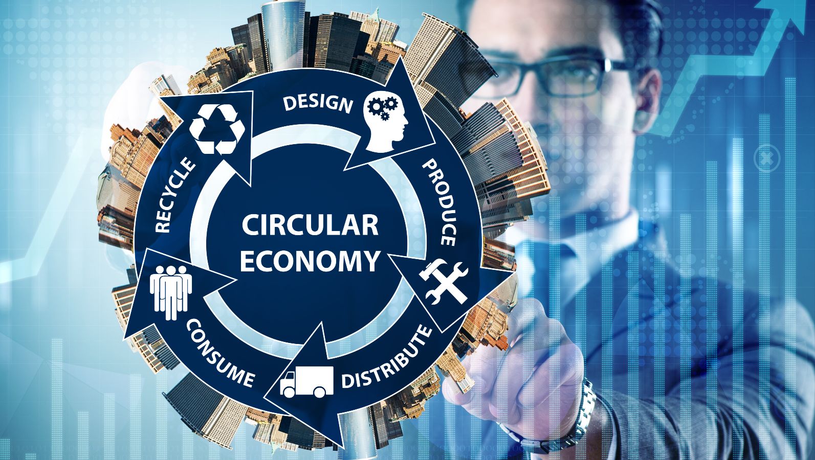 Ein junger Geschäftsmann zeigt auf eine systematische Darstellung der 