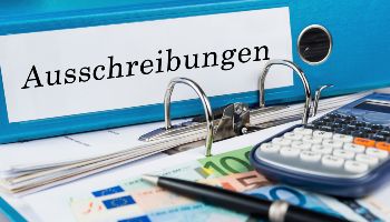 Aktenordner auf Schreibtisch mit Beschriftung 