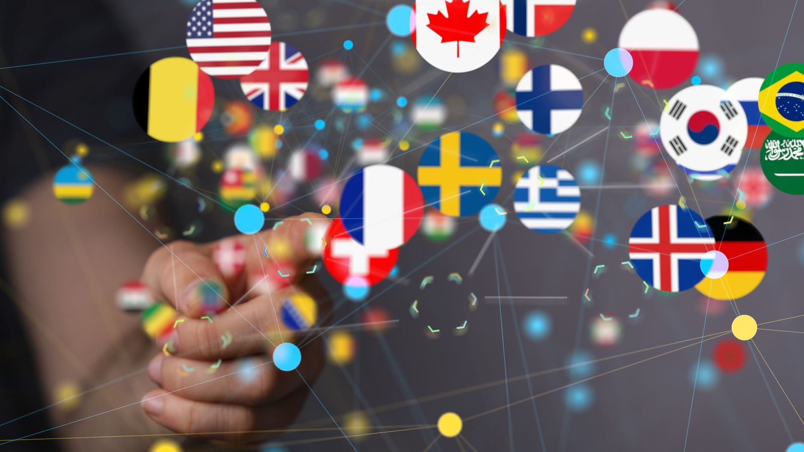Eine Reihe von Länderflaggen schweben in runder Form vor einer ausgestreckten Hand.