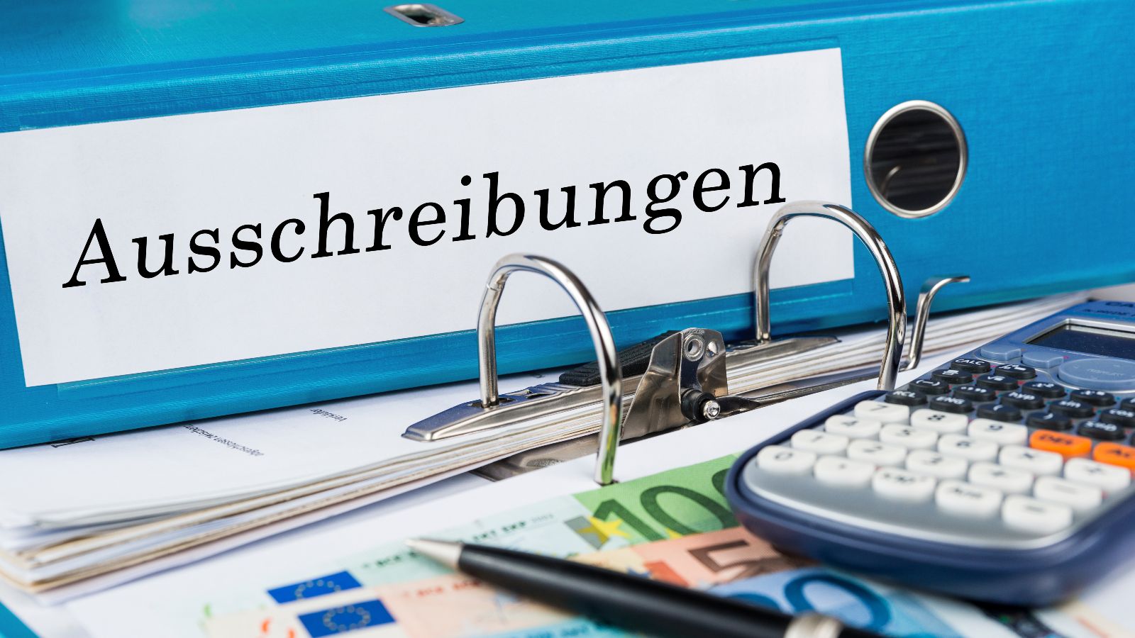 Aktenordner auf Schreibtisch mit Beschriftung 