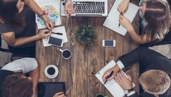 Geschäftsleute treffen sich in der Draufsicht des Büros.