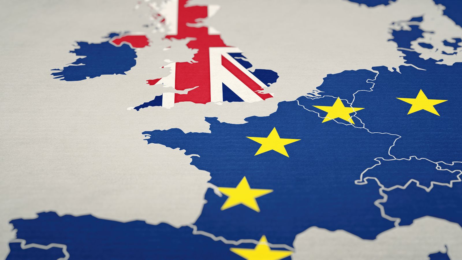 eine illustrative Darstellung eines Ausschnitts der EU Karte und Großbrittanien. Auf den EU Ländern ist ein Teil der EU-Flagge zu sehen, auf der UK die Englische Flagge.